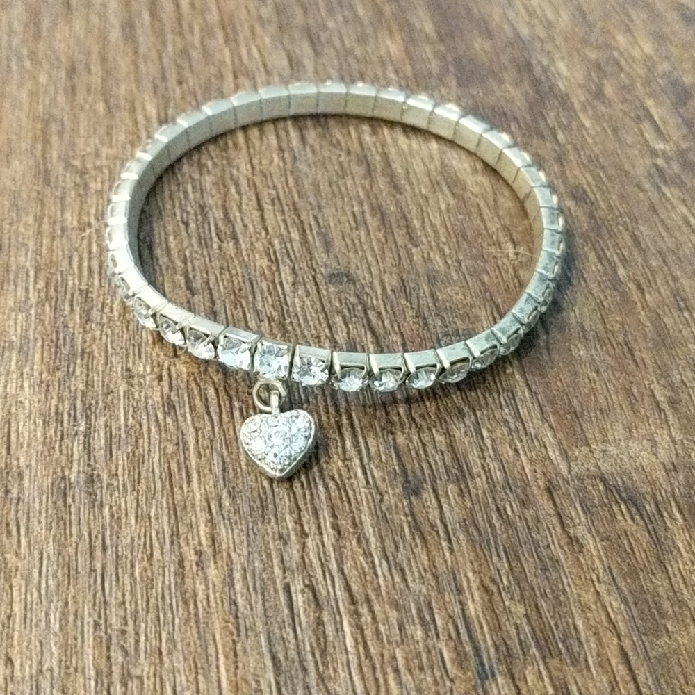 Elastic silver bracelet with heart charm